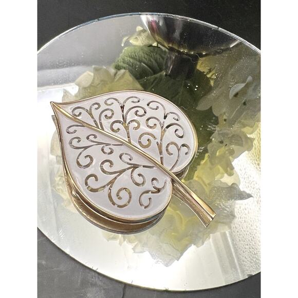 Crown Trifari Brooch Enamel Leaf Stunning Condition White Gold Vintage Costume - Picture 1 of 5